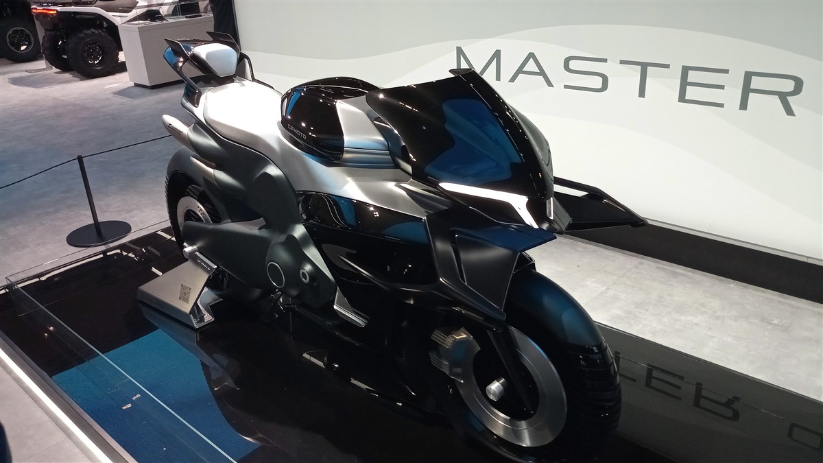 foto ragazze eicma 2024 (9)