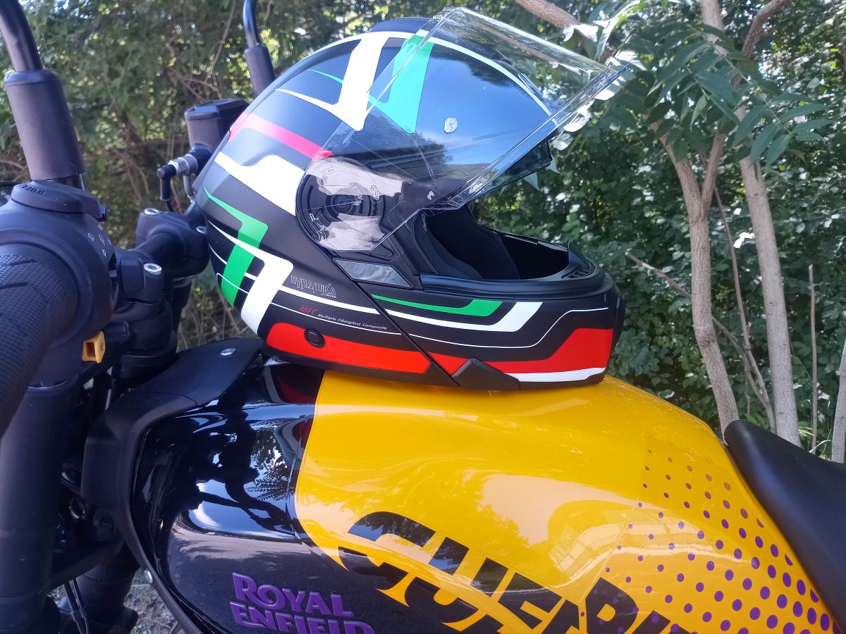 Test di lunga durata del casco NOS NS-15F 2025: resistenza, comfort e sicurezza in ogni condizione