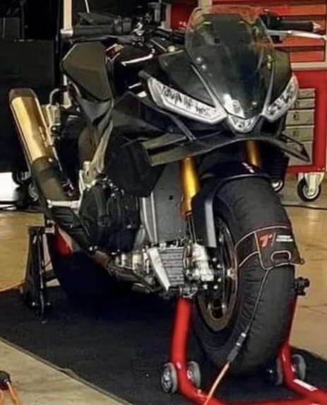 aprilia tuono 1100 2024 foto